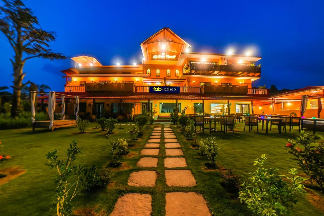 La Papa Resort Morjim Exterior foto